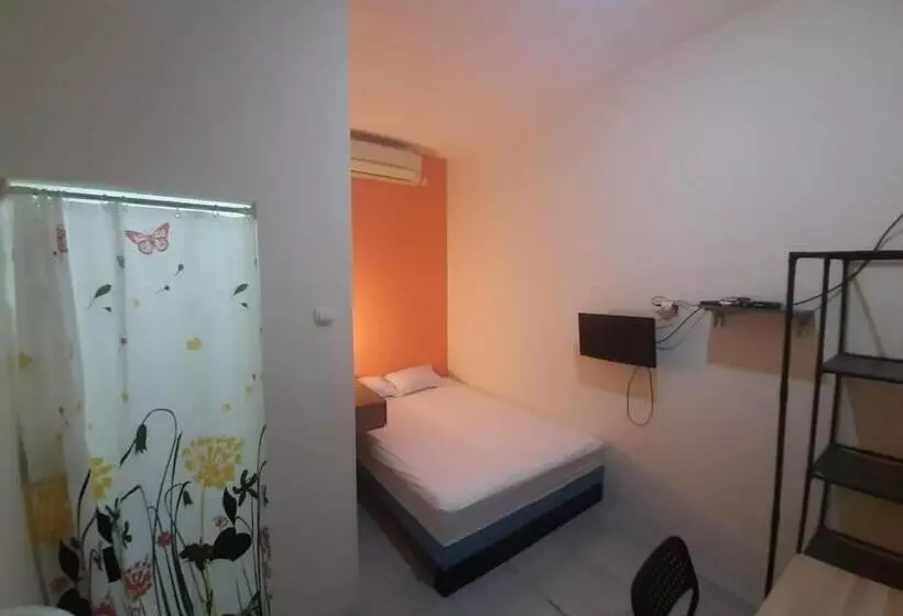 Hotelli Oyo 93274 Oren Home Bekasi