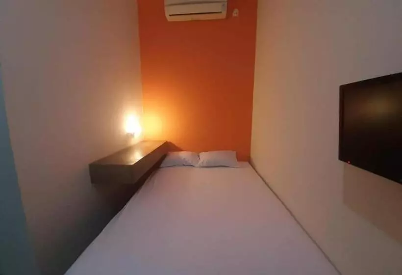 Hotelli Oyo 93274 Oren Home Bekasi