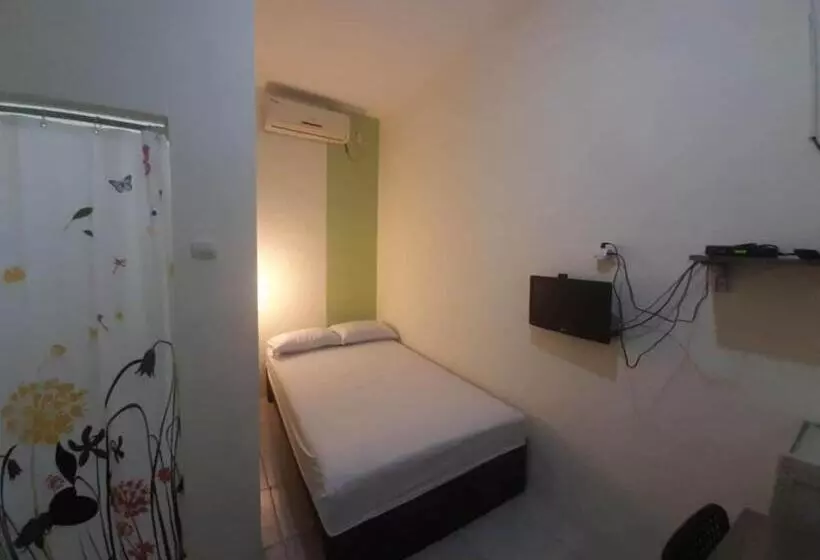 Hotelli Oyo 93274 Oren Home Bekasi