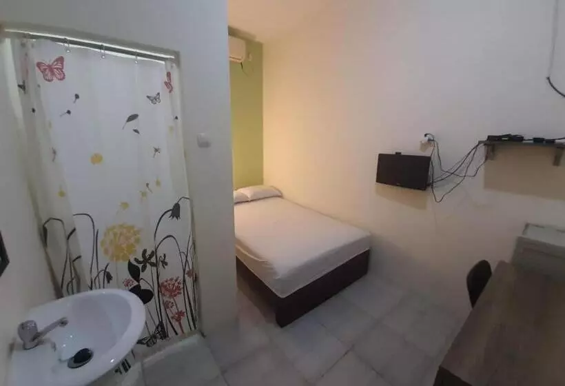 Hotelli Oyo 93274 Oren Home Bekasi