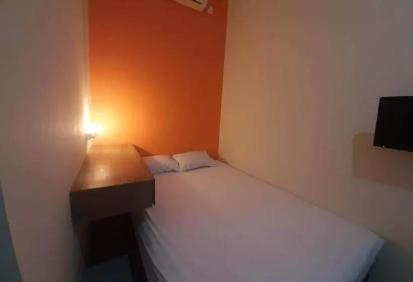 Hotelli Oyo 93274 Oren Home Bekasi