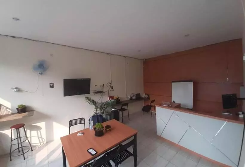 Hotelli Oyo 93274 Oren Home Bekasi