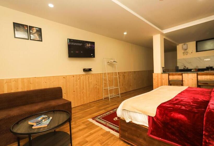 تختخواب و صبحانه Himalayan Suite