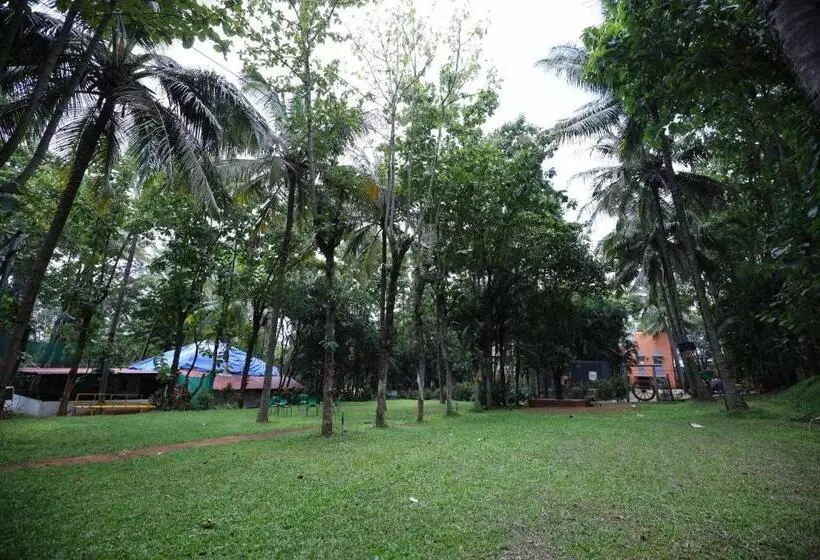 Hotelli Nisarga Resort