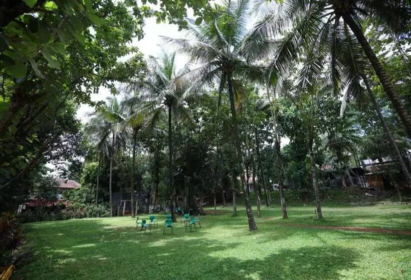 Hotelli Nisarga Resort