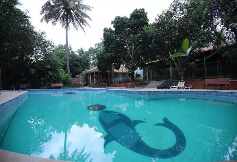 Hotelli Nisarga Resort