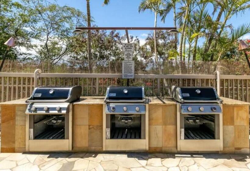 Prime Location! Walk To Beach, Shops & Dining!