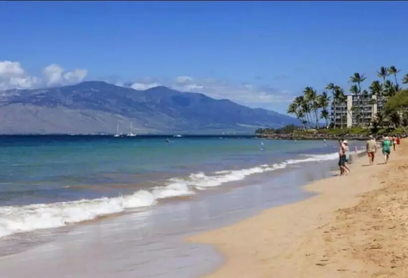Prime Location! Walk To Beach, Shops & Dining!