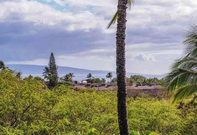 Prime Location! Walk To Beach, Shops & Dining!