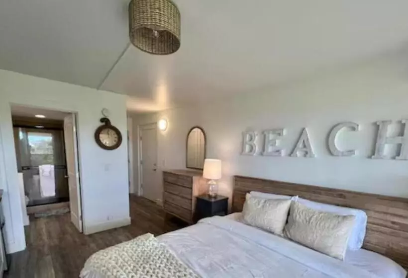 Prime Location! Walk To Beach, Shops & Dining!