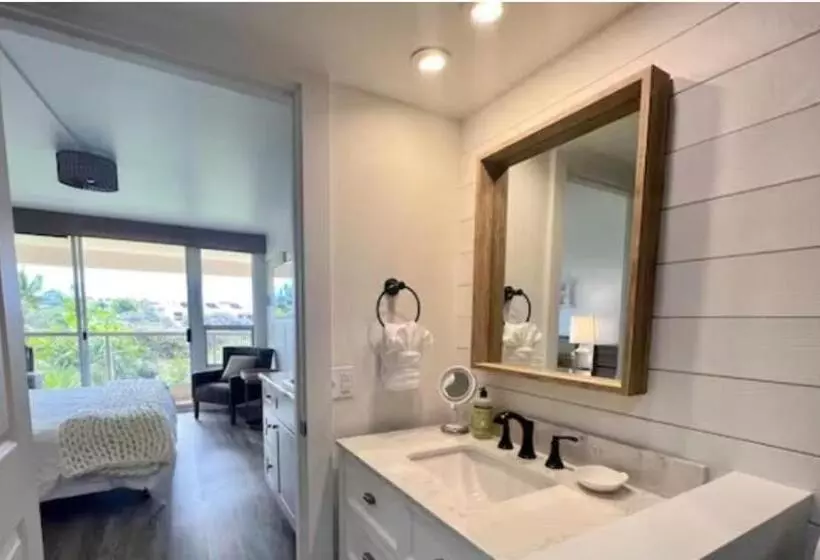 Prime Location! Walk To Beach, Shops & Dining!