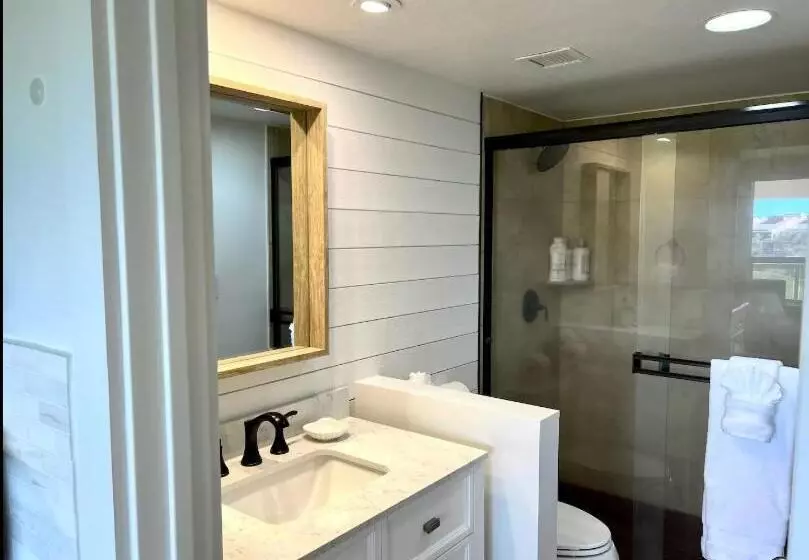 Prime Location! Walk To Beach, Shops & Dining!