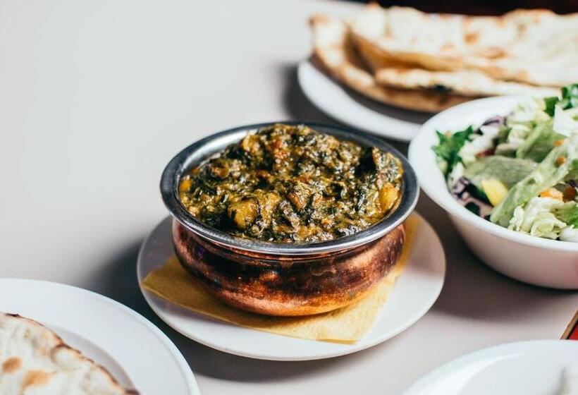 Roomshala 121 Hotel Classic Hazrat Nizamuddin Railway Station