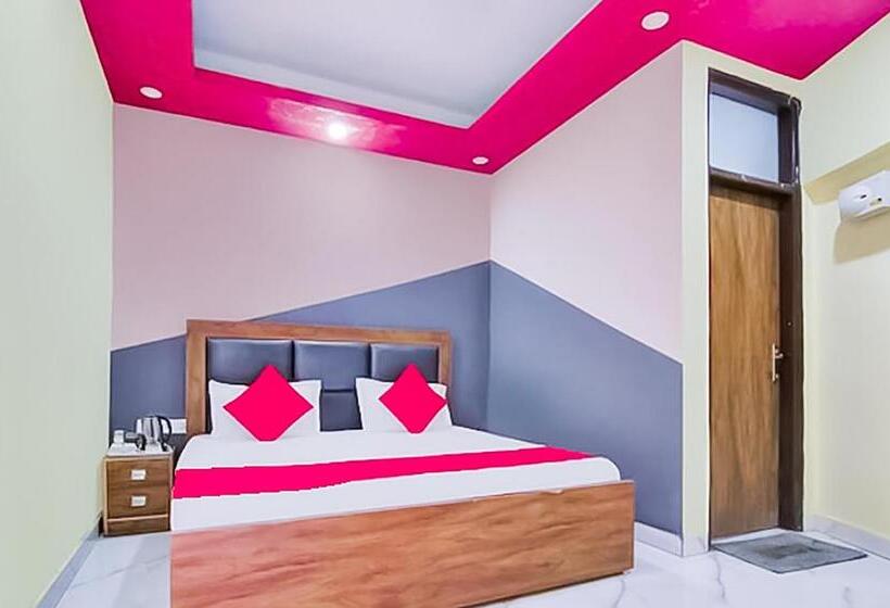 Roomshala 121 Hotel Classic Hazrat Nizamuddin Railway Station