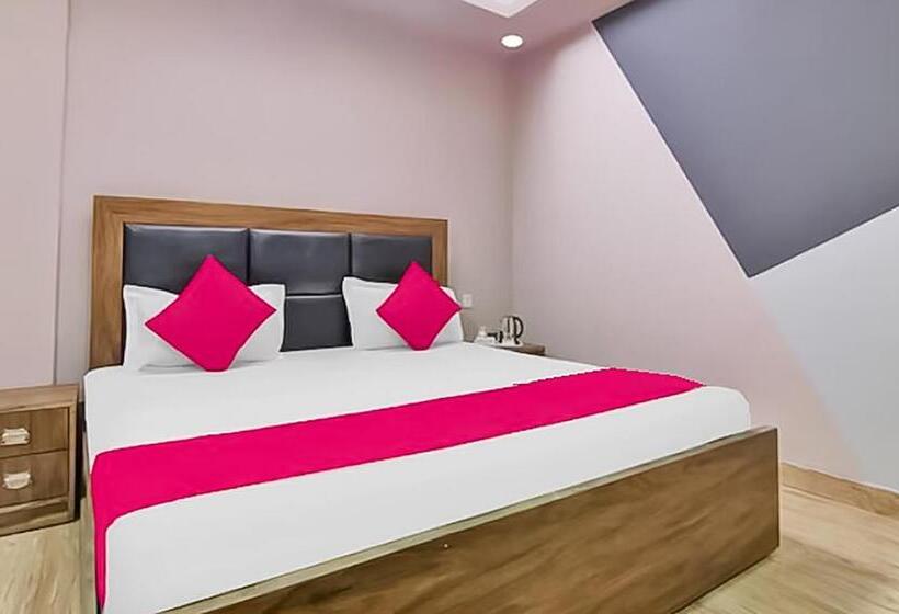 Roomshala 121 Hotel Classic Hazrat Nizamuddin Railway Station