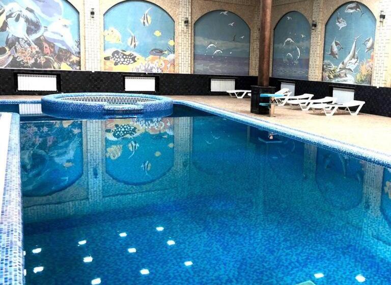 Garden Hotel With Pool