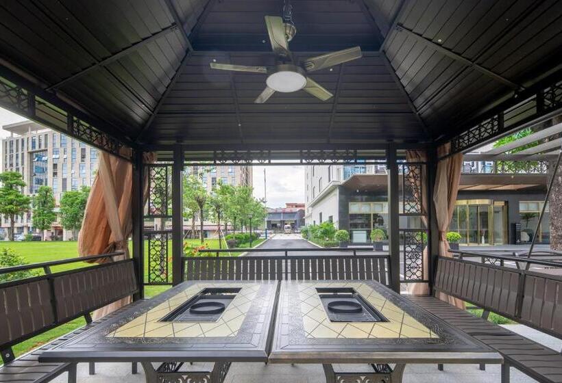 Отель Guangzhou Baiyun Airport Coco