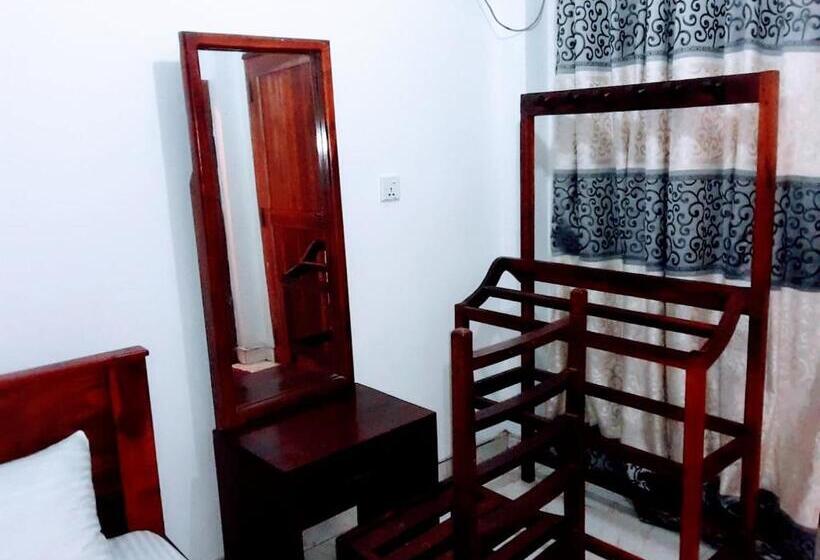 Panzió Black And White Kandy Guest House 01