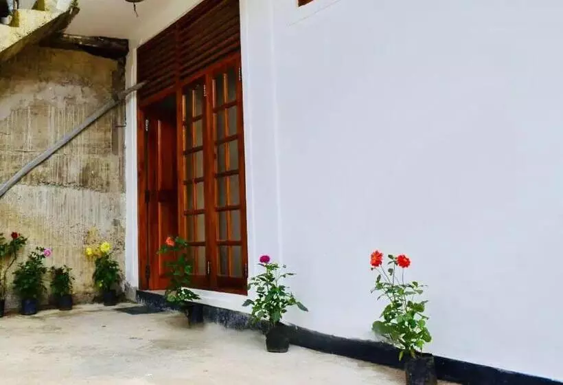 ペンション Black And White Kandy Guest House 01
