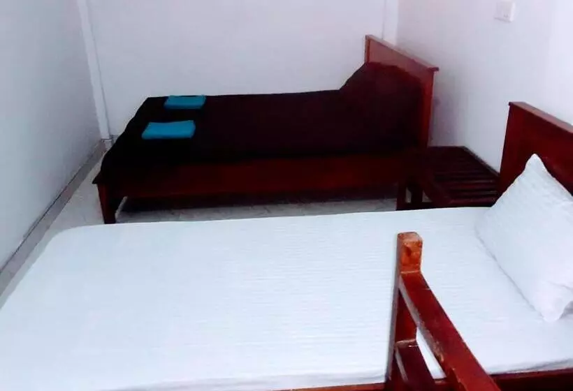 ペンション Black And White Kandy Guest House 01