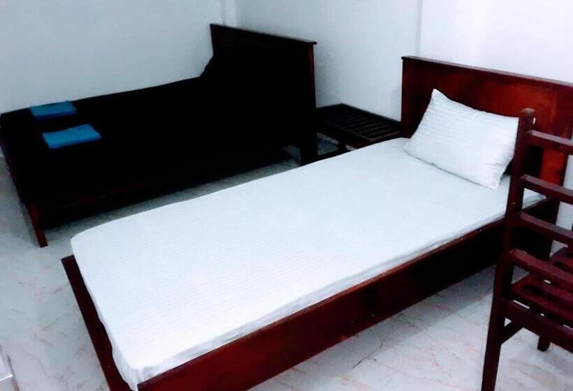 Panzió Black And White Kandy Guest House 01