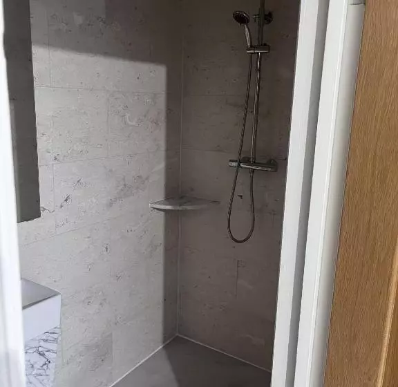 هتل Apex Luxuries