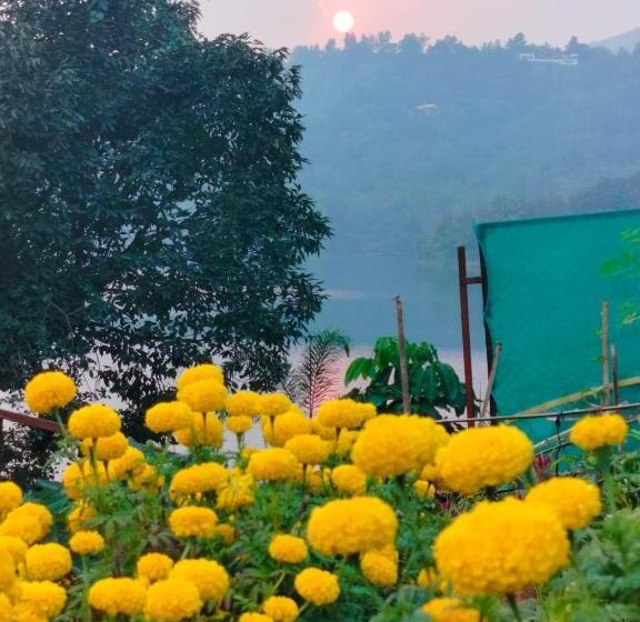 בית מלון כפרי Lotus Lakeshore Homes