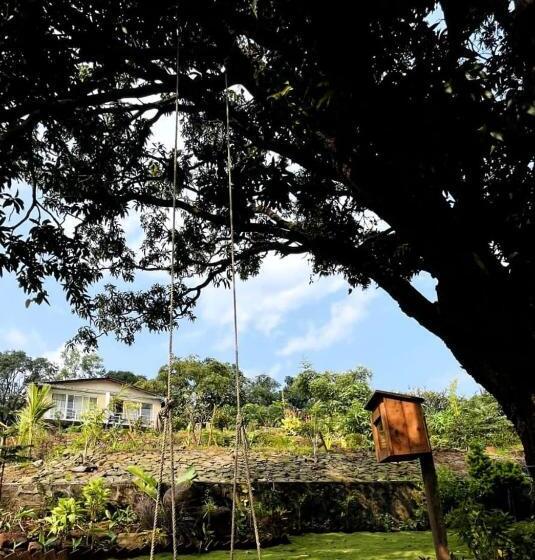 בית מלון כפרי Lotus Lakeshore Homes