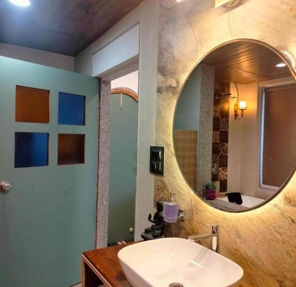 בית מלון כפרי Lotus Lakeshore Homes