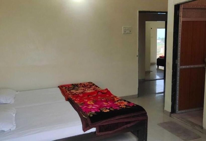 בית מלון כפרי Oyo Royal Palace