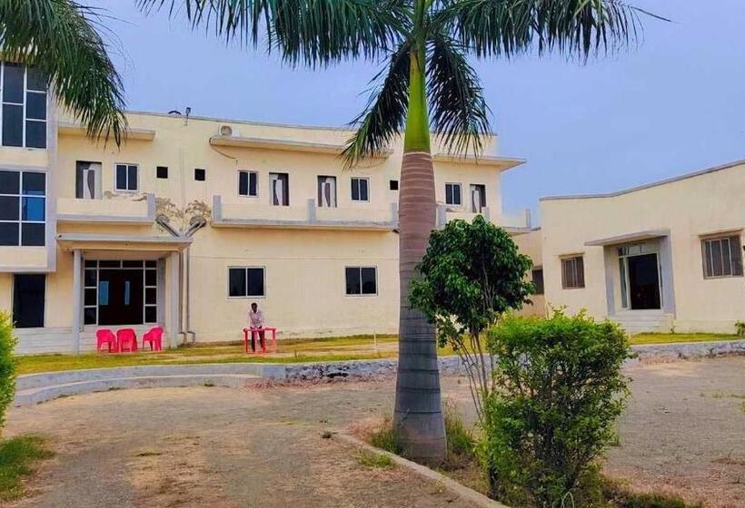 בית מלון כפרי Oyo Royal Palace