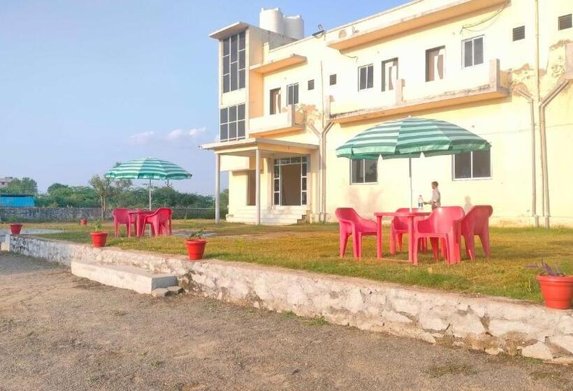 בית מלון כפרי Oyo Royal Palace