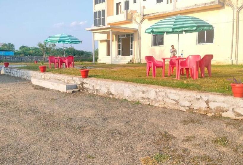 בית מלון כפרי Oyo Royal Palace