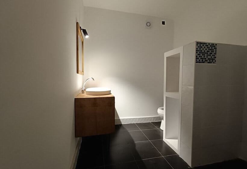 هتل Skippers Adults Only