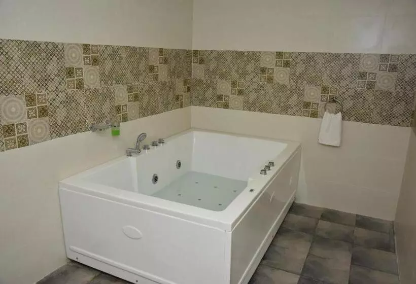 リゾートホテル De Falcon Beach Goa Candolim