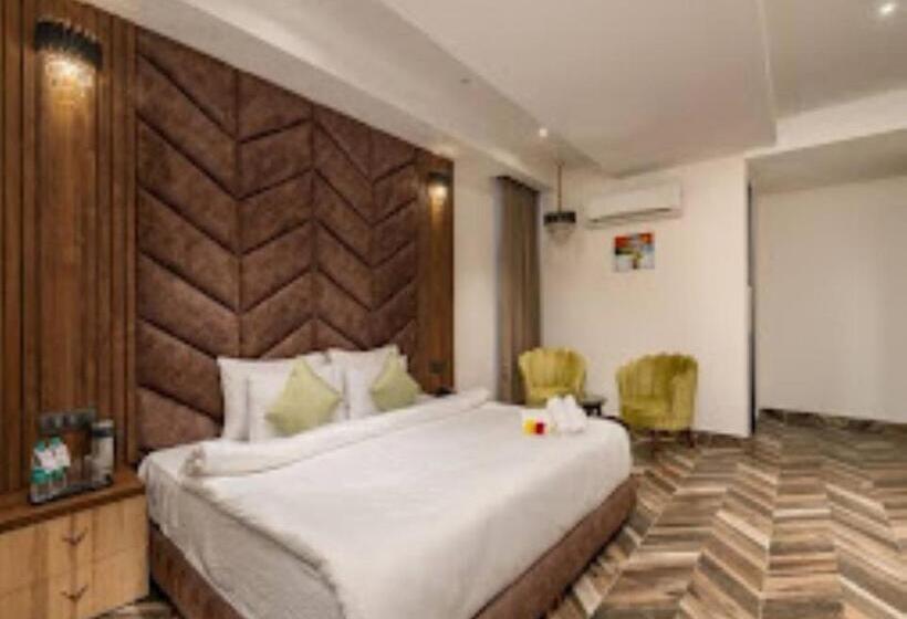 هتل Grand Luxotica Dehradun