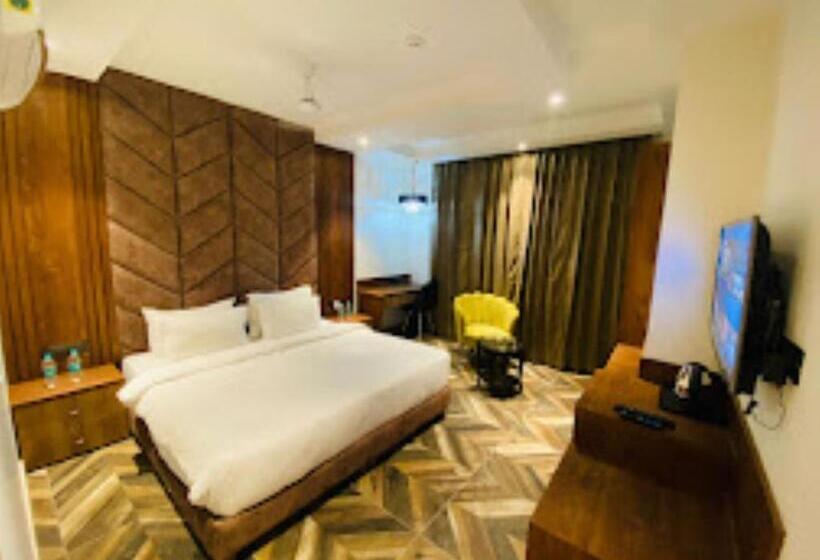 هتل Grand Luxotica Dehradun