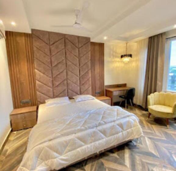 هتل Grand Luxotica Dehradun