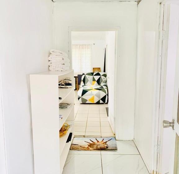 펜션 Tonga Cottage Private Double Room Shared Facility