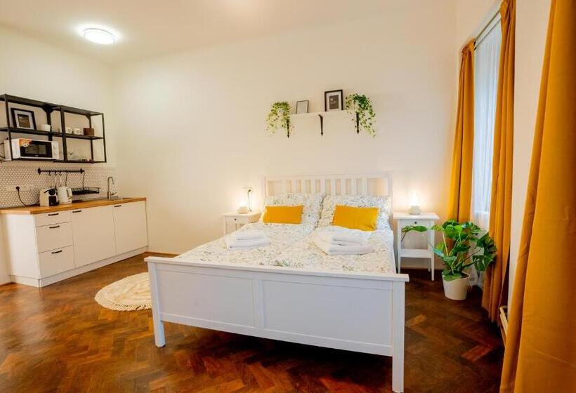 White Wolf House Hostel & Apartments