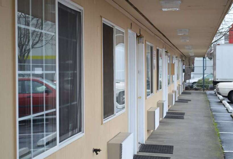 فندق Columbus Motor Inn