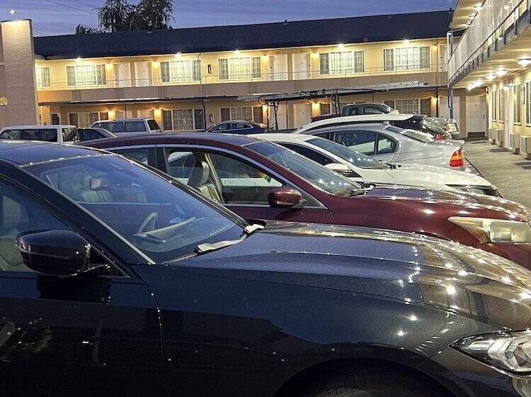 فندق Columbus Motor Inn