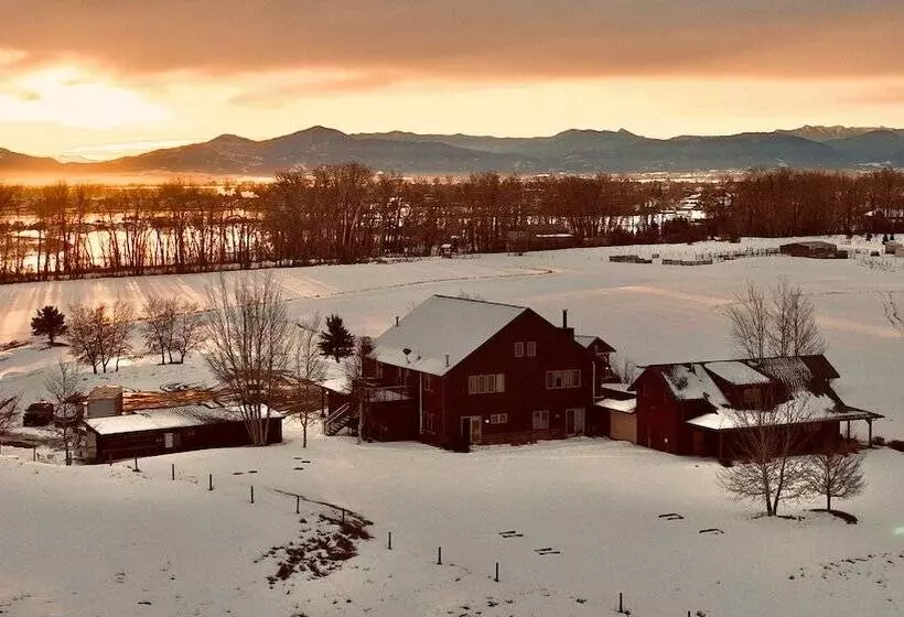هتل Gallatin River Lodge