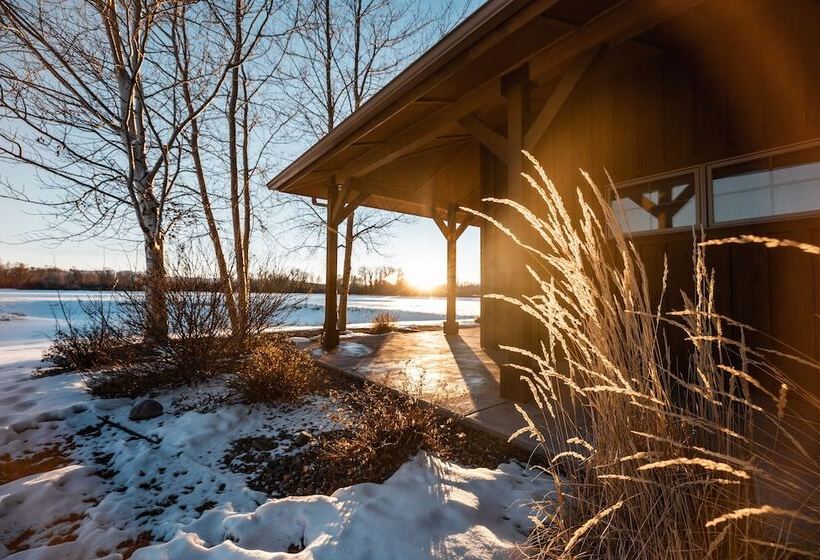 فندق Gallatin River Lodge