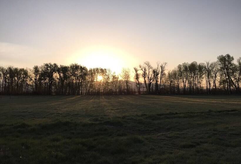 فندق Gallatin River Lodge