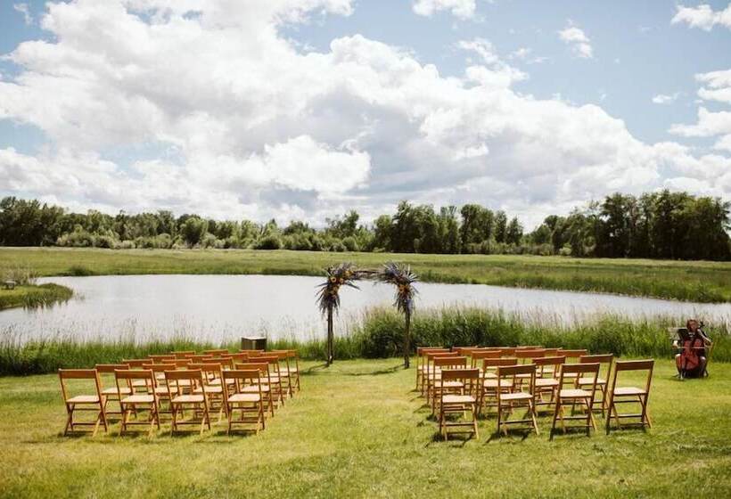 فندق Gallatin River Lodge