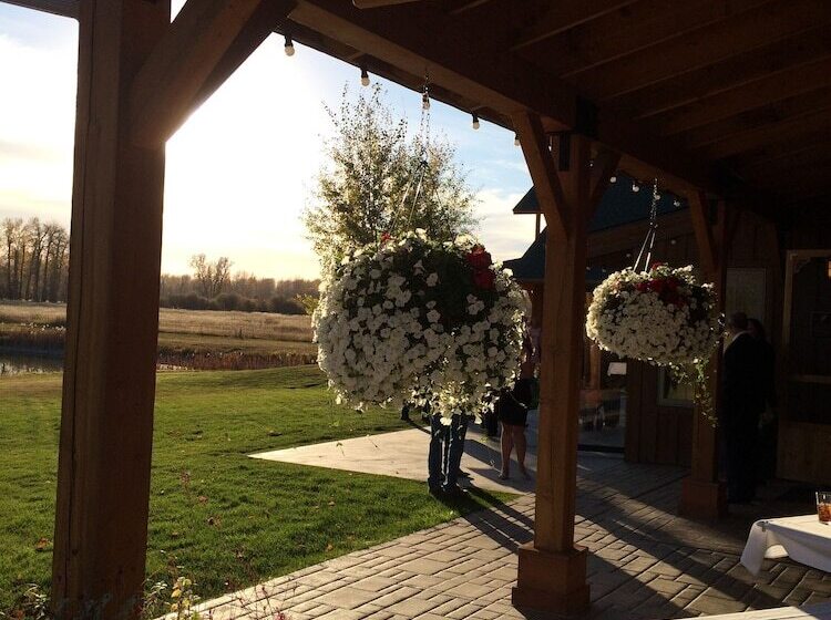 فندق Gallatin River Lodge