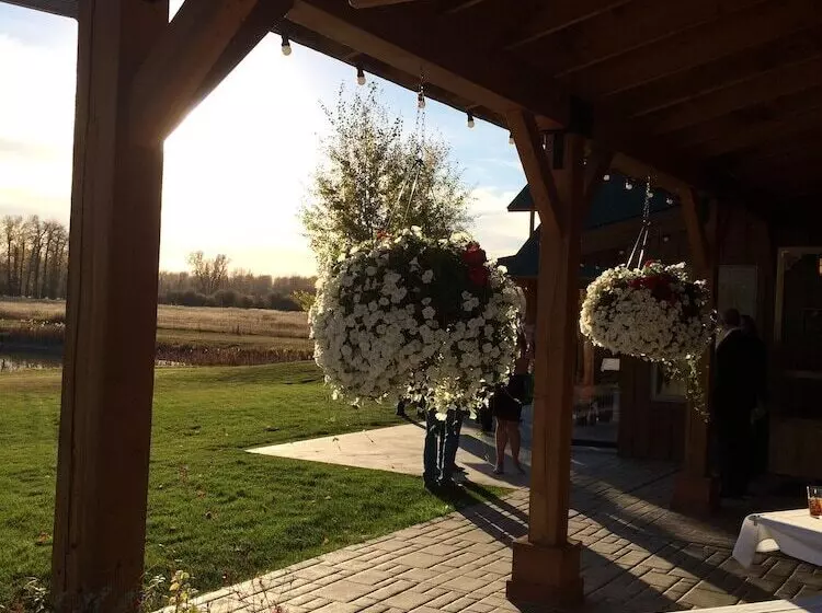 هتل Gallatin River Lodge