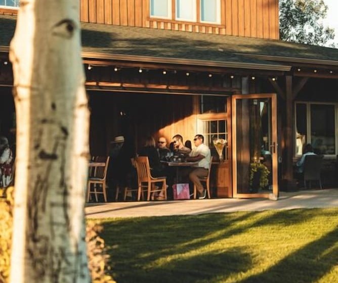 فندق Gallatin River Lodge