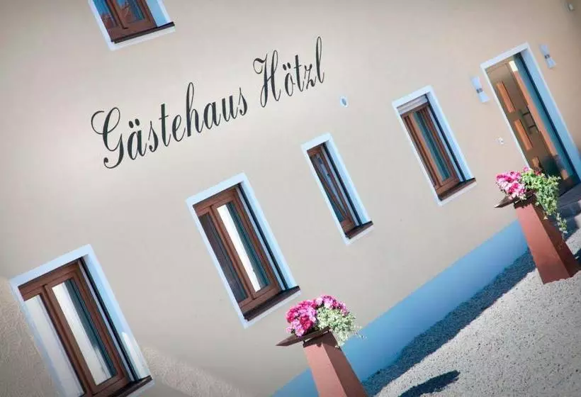 Hotelli Gästehaus Hötzl